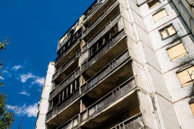 Harkiv, Ukrayna, 8 Temmuz 2024 Saltivka 'da Hasarlı bir bina, Harkiv metropolünde bir kuzey bölgesi. Banliyö bölgesi, Rusya 'nın bombardımanından ülkedeki diğer bölgelerden daha fazla etkilendi..