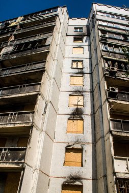 Harkiv, Ukrayna, 8 Temmuz 2024 Saltivka 'da Hasarlı bir bina, Harkiv metropolünde bir kuzey bölgesi. Banliyö bölgesi, Rusya 'nın bombardımanından ülkedeki diğer bölgelerden daha fazla etkilendi..