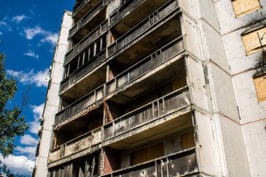 Harkiv, Ukrayna, 8 Temmuz 2024 Saltivka 'da Hasarlı bir bina, Harkiv metropolünde bir kuzey bölgesi. Banliyö bölgesi, Rusya 'nın bombardımanından ülkedeki diğer bölgelerden daha fazla etkilendi..