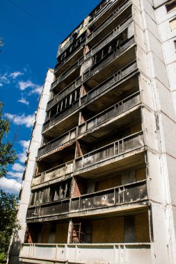 Harkiv, Ukrayna, 8 Temmuz 2024 Saltivka 'da Hasarlı bir bina, Harkiv metropolünde bir kuzey bölgesi. Banliyö bölgesi, Rusya 'nın bombardımanından ülkedeki diğer bölgelerden daha fazla etkilendi..