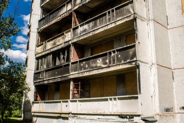 Harkiv, Ukrayna, 8 Temmuz 2024 Saltivka 'da Hasarlı bir bina, Harkiv metropolünde bir kuzey bölgesi. Banliyö bölgesi, Rusya 'nın bombardımanından ülkedeki diğer bölgelerden daha fazla etkilendi..