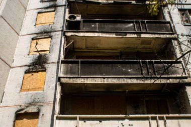 Harkiv, Ukrayna, 8 Temmuz 2024 Saltivka 'da Hasarlı bir bina, Harkiv metropolünde bir kuzey bölgesi. Banliyö bölgesi, Rusya 'nın bombardımanından ülkedeki diğer bölgelerden daha fazla etkilendi..