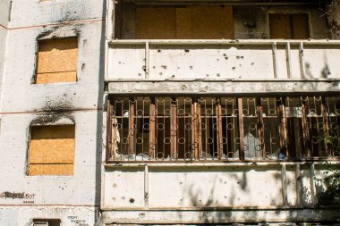 Harkiv, Ukrayna, 8 Temmuz 2024 Saltivka 'da Hasarlı bir bina, Harkiv metropolünde bir kuzey bölgesi. Banliyö bölgesi, Rusya 'nın bombardımanından ülkedeki diğer bölgelerden daha fazla etkilendi..