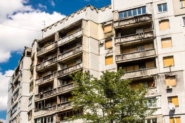 Harkiv, Ukrayna, 8 Temmuz 2024 Saltivka 'da Hasarlı bir bina, Harkiv metropolünde bir kuzey bölgesi. Banliyö bölgesi, Rusya 'nın bombardımanından ülkedeki diğer bölgelerden daha fazla etkilendi..