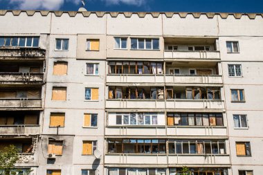 Harkiv, Ukrayna, 8 Temmuz 2024 Saltivka 'da Hasarlı bir bina, Harkiv metropolünde bir kuzey bölgesi. Banliyö bölgesi, Rusya 'nın bombardımanından ülkedeki diğer bölgelerden daha fazla etkilendi..