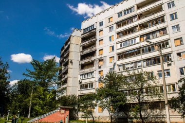 Harkiv, Ukrayna, 8 Temmuz 2024 Saltivka 'da Hasarlı bir bina, Harkiv metropolünde bir kuzey bölgesi. Banliyö bölgesi, Rusya 'nın bombardımanından ülkedeki diğer bölgelerden daha fazla etkilendi..