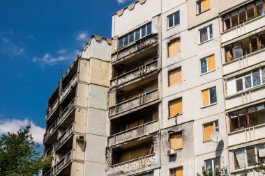 Harkiv, Ukrayna, 8 Temmuz 2024 Saltivka 'da Hasarlı bir bina, Harkiv metropolünde bir kuzey bölgesi. Banliyö bölgesi, Rusya 'nın bombardımanından ülkedeki diğer bölgelerden daha fazla etkilendi..