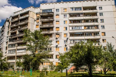 Harkiv, Ukrayna, 8 Temmuz 2024 Saltivka 'da Hasarlı bir bina, Harkiv metropolünde bir kuzey bölgesi. Banliyö bölgesi, Rusya 'nın bombardımanından ülkedeki diğer bölgelerden daha fazla etkilendi..