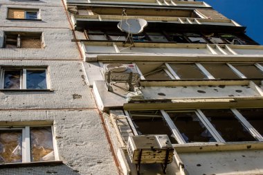 Harkiv, Ukrayna, 8 Temmuz 2024 Saltivka 'da Hasarlı bir bina, Harkiv metropolünde bir kuzey bölgesi. Banliyö bölgesi, Rusya 'nın bombardımanından ülkedeki diğer bölgelerden daha fazla etkilendi..