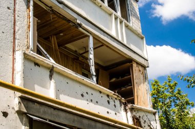 Harkiv, Ukrayna, 8 Temmuz 2024 Saltivka 'da Hasarlı bir bina, Harkiv metropolünde bir kuzey bölgesi. Banliyö bölgesi, Rusya 'nın bombardımanından ülkedeki diğer bölgelerden daha fazla etkilendi..