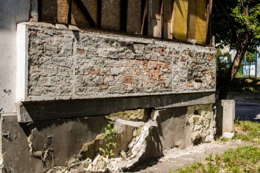 Harkiv, Ukrayna, 8 Temmuz 2024 Saltivka 'da Hasarlı bir bina, Harkiv metropolünde bir kuzey bölgesi. Banliyö bölgesi, Rusya 'nın bombardımanından ülkedeki diğer bölgelerden daha fazla etkilendi..