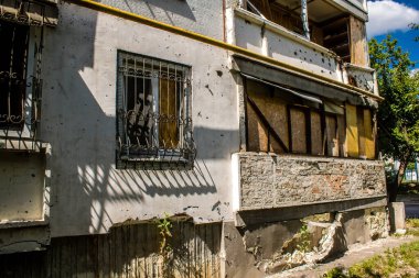 Harkiv, Ukrayna, 8 Temmuz 2024 Saltivka 'da Hasarlı bir bina, Harkiv metropolünde bir kuzey bölgesi. Banliyö bölgesi, Rusya 'nın bombardımanından ülkedeki diğer bölgelerden daha fazla etkilendi..