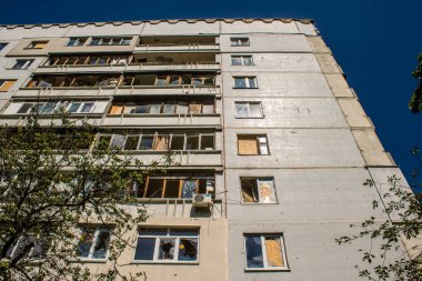 Harkiv, Ukrayna, 8 Temmuz 2024 Saltivka 'da Hasarlı bir bina, Harkiv metropolünde bir kuzey bölgesi. Banliyö bölgesi, Rusya 'nın bombardımanından ülkedeki diğer bölgelerden daha fazla etkilendi..