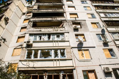 Harkiv, Ukrayna, 8 Temmuz 2024 Saltivka 'da Hasarlı bir bina, Harkiv metropolünde bir kuzey bölgesi. Banliyö bölgesi, Rusya 'nın bombardımanından ülkedeki diğer bölgelerden daha fazla etkilendi..