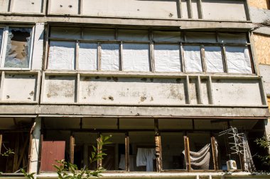 Harkiv, Ukrayna, 8 Temmuz 2024 Saltivka 'da Hasarlı bir bina, Harkiv metropolünde bir kuzey bölgesi. Banliyö bölgesi, Rusya 'nın bombardımanından ülkedeki diğer bölgelerden daha fazla etkilendi..