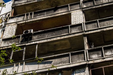 Harkiv, Ukrayna, 8 Temmuz 2024 Saltivka 'da Hasarlı bir bina, Harkiv metropolünde bir kuzey bölgesi. Banliyö bölgesi, Rusya 'nın bombardımanından ülkedeki diğer bölgelerden daha fazla etkilendi..