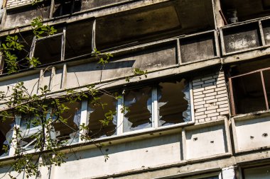 Harkiv, Ukrayna, 8 Temmuz 2024 Saltivka 'da Hasarlı bir bina, Harkiv metropolünde bir kuzey bölgesi. Banliyö bölgesi, Rusya 'nın bombardımanından ülkedeki diğer bölgelerden daha fazla etkilendi..