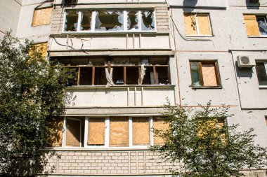 Harkiv, Ukrayna, 8 Temmuz 2024 Saltivka 'da Hasarlı bir bina, Harkiv metropolünde bir kuzey bölgesi. Banliyö bölgesi, Rusya 'nın bombardımanından ülkedeki diğer bölgelerden daha fazla etkilendi..