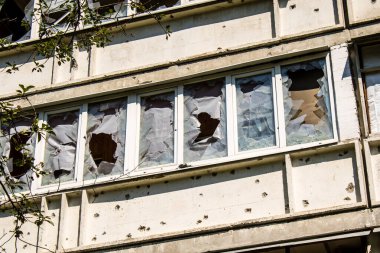 Harkiv, Ukrayna, 8 Temmuz 2024 Saltivka 'da Hasarlı bir bina, Harkiv metropolünde bir kuzey bölgesi. Banliyö bölgesi, Rusya 'nın bombardımanından ülkedeki diğer bölgelerden daha fazla etkilendi..