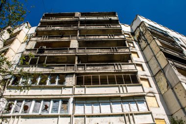 Harkiv, Ukrayna, 8 Temmuz 2024 Saltivka 'da Hasarlı bir bina, Harkiv metropolünde bir kuzey bölgesi. Banliyö bölgesi, Rusya 'nın bombardımanından ülkedeki diğer bölgelerden daha fazla etkilendi..