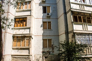 Harkiv, Ukrayna, 8 Temmuz 2024 Saltivka 'da Hasarlı bir bina, Harkiv metropolünde bir kuzey bölgesi. Banliyö bölgesi, Rusya 'nın bombardımanından ülkedeki diğer bölgelerden daha fazla etkilendi..