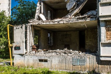 Harkiv, Ukrayna, 8 Temmuz 2024 Saltivka 'da Hasarlı bir bina, Harkiv metropolünde bir kuzey bölgesi. Banliyö bölgesi, Rusya 'nın bombardımanından ülkedeki diğer bölgelerden daha fazla etkilendi..