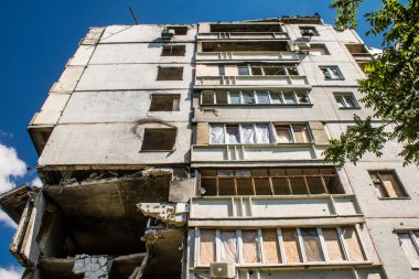 Harkiv, Ukrayna, 8 Temmuz 2024 Saltivka 'da Hasarlı bir bina, Harkiv metropolünde bir kuzey bölgesi. Banliyö bölgesi, Rusya 'nın bombardımanından ülkedeki diğer bölgelerden daha fazla etkilendi..