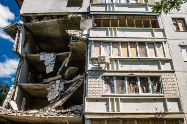 Harkiv, Ukrayna, 8 Temmuz 2024 Saltivka 'da Hasarlı bir bina, Harkiv metropolünde bir kuzey bölgesi. Banliyö bölgesi, Rusya 'nın bombardımanından ülkedeki diğer bölgelerden daha fazla etkilendi..