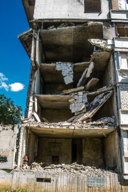 Harkiv, Ukrayna, 8 Temmuz 2024 Saltivka 'da Hasarlı bir bina, Harkiv metropolünde bir kuzey bölgesi. Banliyö bölgesi, Rusya 'nın bombardımanından ülkedeki diğer bölgelerden daha fazla etkilendi..