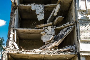 Harkiv, Ukrayna, 8 Temmuz 2024 Saltivka 'da Hasarlı bir bina, Harkiv metropolünde bir kuzey bölgesi. Banliyö bölgesi, Rusya 'nın bombardımanından ülkedeki diğer bölgelerden daha fazla etkilendi..