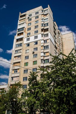 Harkiv, Ukrayna, 8 Temmuz 2024 Saltivka 'da Hasarlı bir bina, Harkiv metropolünde bir kuzey bölgesi. Banliyö bölgesi, Rusya 'nın bombardımanından ülkedeki diğer bölgelerden daha fazla etkilendi..