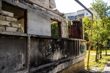 Harkiv, Ukrayna, 8 Temmuz 2024 Saltivka 'da Hasarlı bir bina, Harkiv metropolünde bir kuzey bölgesi. Banliyö bölgesi, Rusya 'nın bombardımanından ülkedeki diğer bölgelerden daha fazla etkilendi..