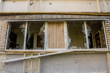 Harkiv, Ukrayna, 8 Temmuz 2024 Saltivka 'da Hasarlı bir bina, Harkiv metropolünde bir kuzey bölgesi. Banliyö bölgesi, Rusya 'nın bombardımanından ülkedeki diğer bölgelerden daha fazla etkilendi..