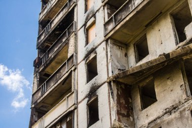 Harkiv, Ukrayna, 8 Temmuz 2024 Saltivka 'da Hasarlı bir bina, Harkiv metropolünde bir kuzey bölgesi. Banliyö bölgesi, Rusya 'nın bombardımanından ülkedeki diğer bölgelerden daha fazla etkilendi..