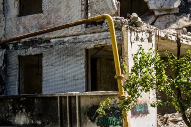 Harkiv, Ukrayna, 8 Temmuz 2024 Saltivka 'da Hasarlı bir bina, Harkiv metropolünde bir kuzey bölgesi. Banliyö bölgesi, Rusya 'nın bombardımanından ülkedeki diğer bölgelerden daha fazla etkilendi..