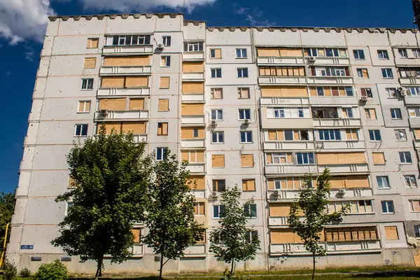 Harkiv, Ukrayna, 8 Temmuz 2024 Saltivka 'da Hasarlı bir bina, Harkiv metropolünde bir kuzey bölgesi. Banliyö bölgesi, Rusya 'nın bombardımanından ülkedeki diğer bölgelerden daha fazla etkilendi..