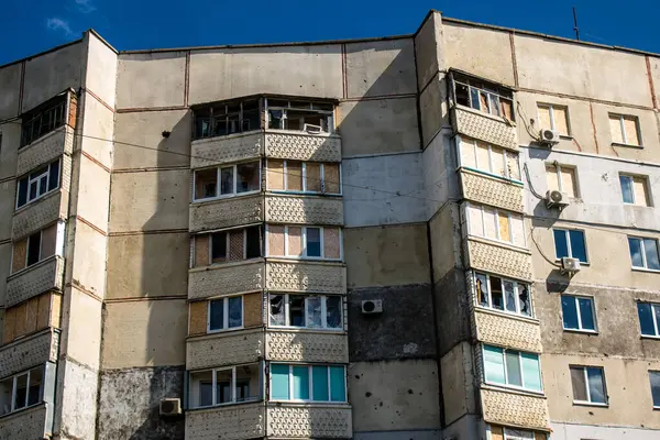 Harkiv, Ukrayna, 8 Temmuz 2024 Saltivka 'da Hasarlı bir bina, Harkiv metropolünde bir kuzey bölgesi. Banliyö bölgesi, Rusya 'nın bombardımanından ülkedeki diğer bölgelerden daha fazla etkilendi..