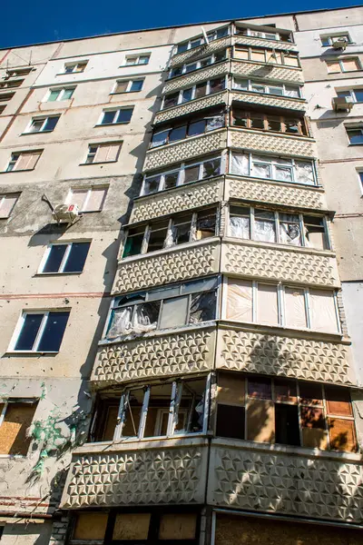 stock image Kharkiv, Ukraine, July 08, 2024 Damaged building in Saltivka, a northern district in the metropolis of Kharkiv. The suburban area was hit harder by Russian shelling than any other area in the country.