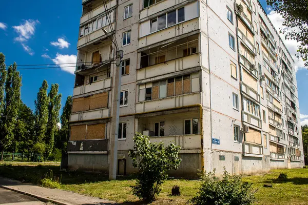 Harkiv, Ukrayna, 8 Temmuz 2024 Saltivka 'da Hasarlı bir bina, Harkiv metropolünde bir kuzey bölgesi. Banliyö bölgesi, Rusya 'nın bombardımanından ülkedeki diğer bölgelerden daha fazla etkilendi..