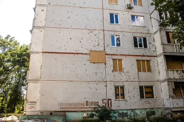 Harkiv, Ukrayna, 8 Temmuz 2024 Saltivka 'da Hasarlı bir bina, Harkiv metropolünde bir kuzey bölgesi. Banliyö bölgesi, Rusya 'nın bombardımanından ülkedeki diğer bölgelerden daha fazla etkilendi..