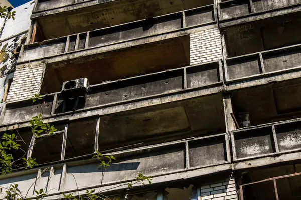 Harkiv, Ukrayna, 8 Temmuz 2024 Saltivka 'da Hasarlı bir bina, Harkiv metropolünde bir kuzey bölgesi. Banliyö bölgesi, Rusya 'nın bombardımanından ülkedeki diğer bölgelerden daha fazla etkilendi..