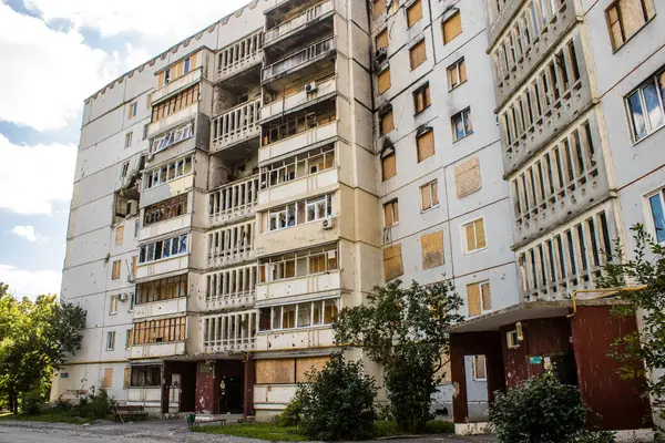 Harkiv, Ukrayna, 8 Temmuz 2024 Saltivka 'da Hasarlı bir bina, Harkiv metropolünde bir kuzey bölgesi. Banliyö bölgesi, Rusya 'nın bombardımanından ülkedeki diğer bölgelerden daha fazla etkilendi..