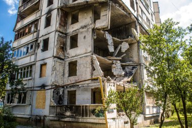 Harkiv, Ukrayna, 8 Temmuz 2024 Saltivka 'da Hasarlı bir bina, Harkiv metropolünde bir kuzey bölgesi. Banliyö bölgesi, Rusya 'nın bombardımanından ülkedeki diğer bölgelerden daha fazla etkilendi..