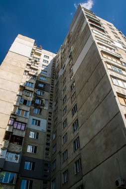 Harkiv, Ukrayna, 8 Temmuz 2024 Saltivka 'da Hasarlı bir bina, Harkiv metropolünde bir kuzey bölgesi. Banliyö bölgesi, Rusya 'nın bombardımanından ülkedeki diğer bölgelerden daha fazla etkilendi..