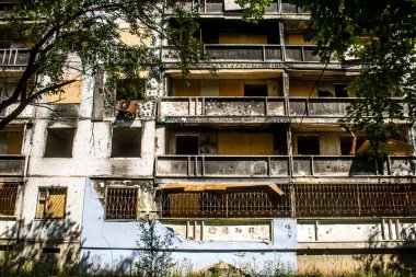 Harkiv, Ukrayna, 8 Temmuz 2024 Saltivka 'da Hasarlı bir bina, Harkiv metropolünde bir kuzey bölgesi. Banliyö bölgesi, Rusya 'nın bombardımanından ülkedeki diğer bölgelerden daha fazla etkilendi..