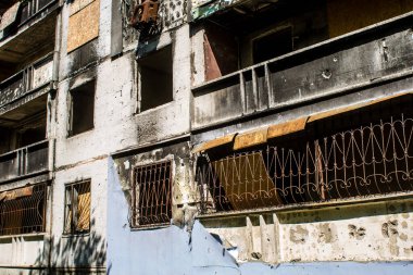 Harkiv, Ukrayna, 8 Temmuz 2024 Saltivka 'da Hasarlı bir bina, Harkiv metropolünde bir kuzey bölgesi. Banliyö bölgesi, Rusya 'nın bombardımanından ülkedeki diğer bölgelerden daha fazla etkilendi..