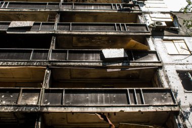 Harkiv, Ukrayna, 8 Temmuz 2024 Saltivka 'da Hasarlı bir bina, Harkiv metropolünde bir kuzey bölgesi. Banliyö bölgesi, Rusya 'nın bombardımanından ülkedeki diğer bölgelerden daha fazla etkilendi..