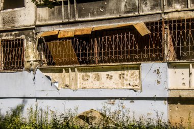 Harkiv, Ukrayna, 8 Temmuz 2024 Saltivka 'da Hasarlı bir bina, Harkiv metropolünde bir kuzey bölgesi. Banliyö bölgesi, Rusya 'nın bombardımanından ülkedeki diğer bölgelerden daha fazla etkilendi..