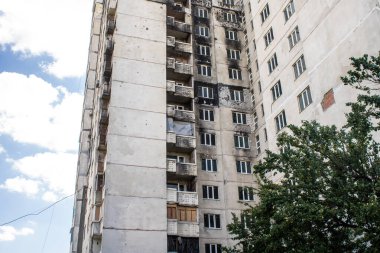 Harkiv, Ukrayna, 8 Temmuz 2024 Saltivka 'da Hasarlı bir bina, Harkiv metropolünde bir kuzey bölgesi. Banliyö bölgesi, Rusya 'nın bombardımanından ülkedeki diğer bölgelerden daha fazla etkilendi..