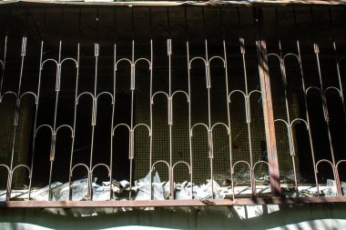 Harkiv, Ukrayna, 8 Temmuz 2024 Saltivka 'da Hasarlı bir bina, Harkiv metropolünde bir kuzey bölgesi. Banliyö bölgesi, Rusya 'nın bombardımanından ülkedeki diğer bölgelerden daha fazla etkilendi..